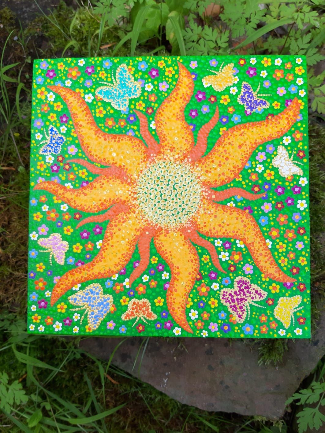 Deckel: große Sonne, Wiese, Schmetterlinge