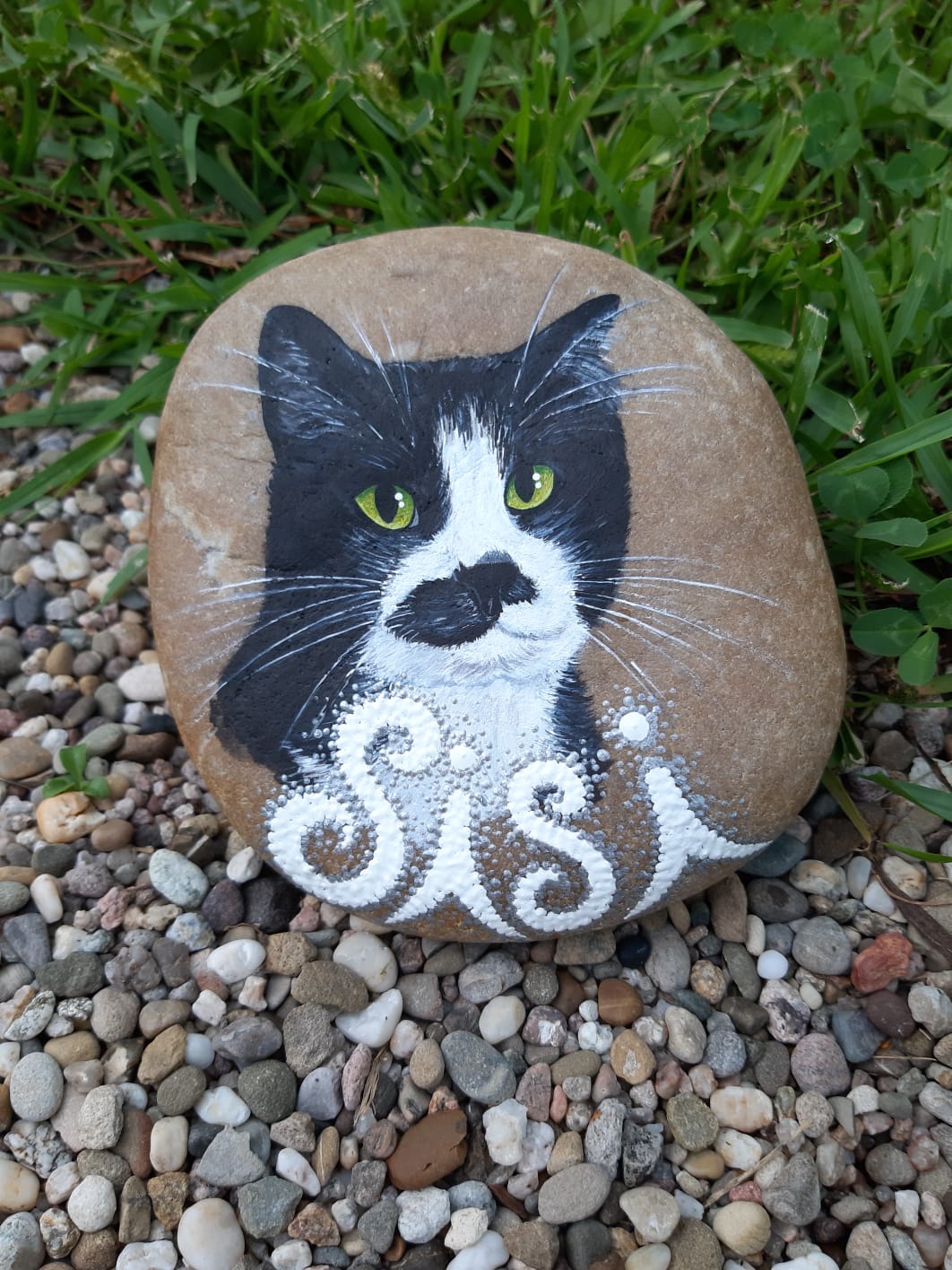 überwiegend schwarz mit weiß