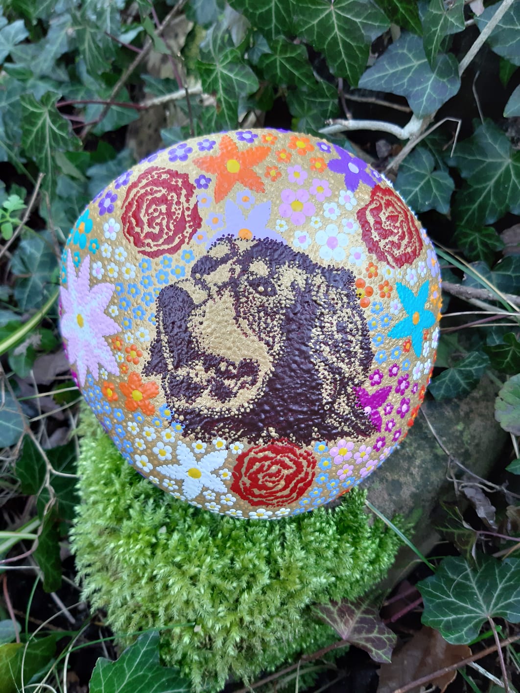 gold grundiert, mit viele bunten Blüten um Silhouette Kopf