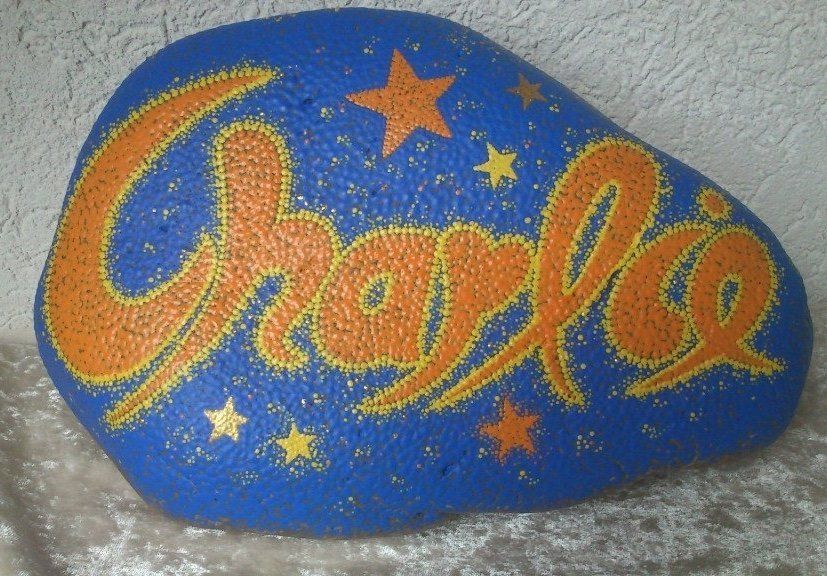 Blauer Stein mit Sterne und Schriftzug Charlie in orange
