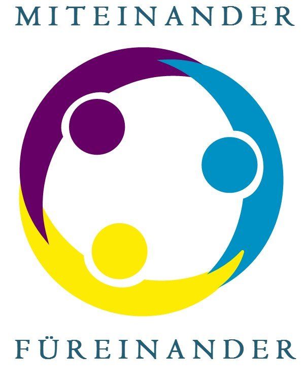 Das Logo des Seniorennetzwerks im Augsburger Osten zeigt eine stilisierte Darstellung von drei verschiedenfarbigen Personen (lila, blau und gelb) von oben, die in einem Kreis stehen und sich an den Händen halten. Fabei stehen die Worte