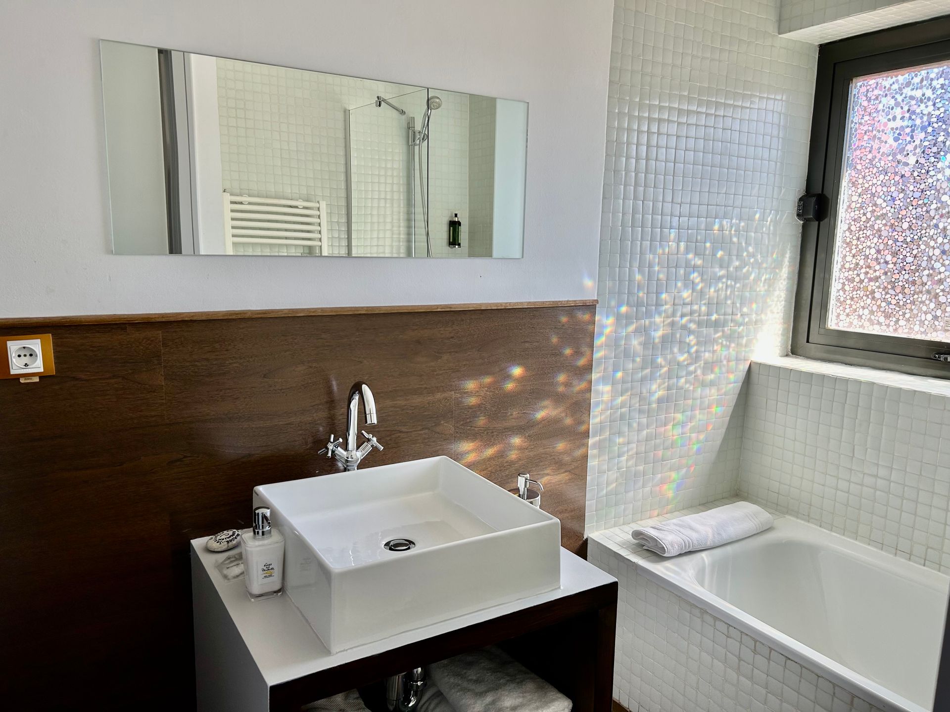 Baño amplio y luminoso en Luces del Poniente, con modernos detalles de diseño, ideal para comenzar o terminar el día con comodidad