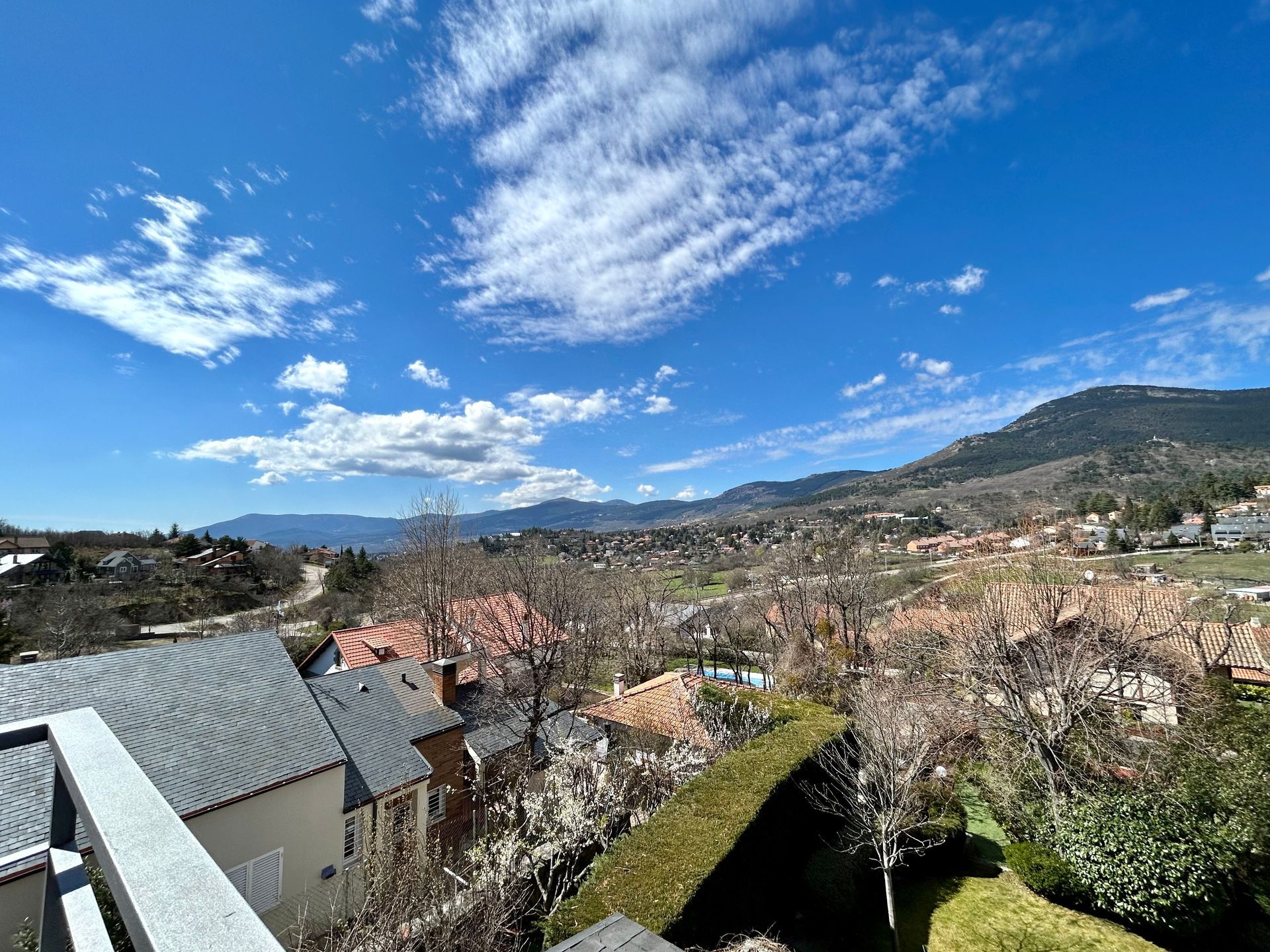 Vistas panorámicas desde Luces del Poniente, ofreciendo un paisaje impresionante de la Sierra de Madrid, ideal para desconectar y disfrutar de la naturaleza