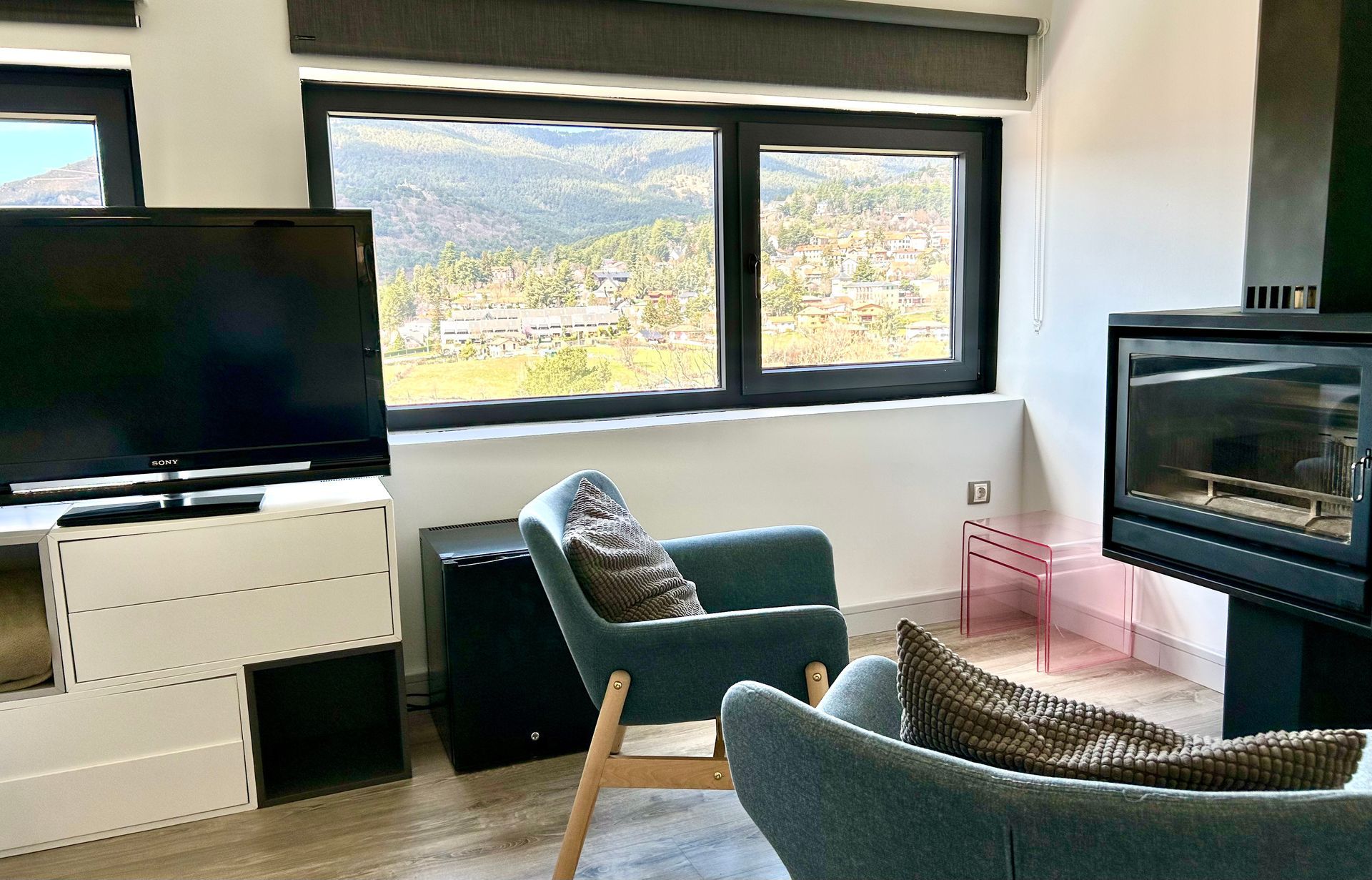 Suite de diseño en Luces del Poniente, con chimenea y bañera en la habitación, pensada para ofrecer un máximo confort y tranquilidad.