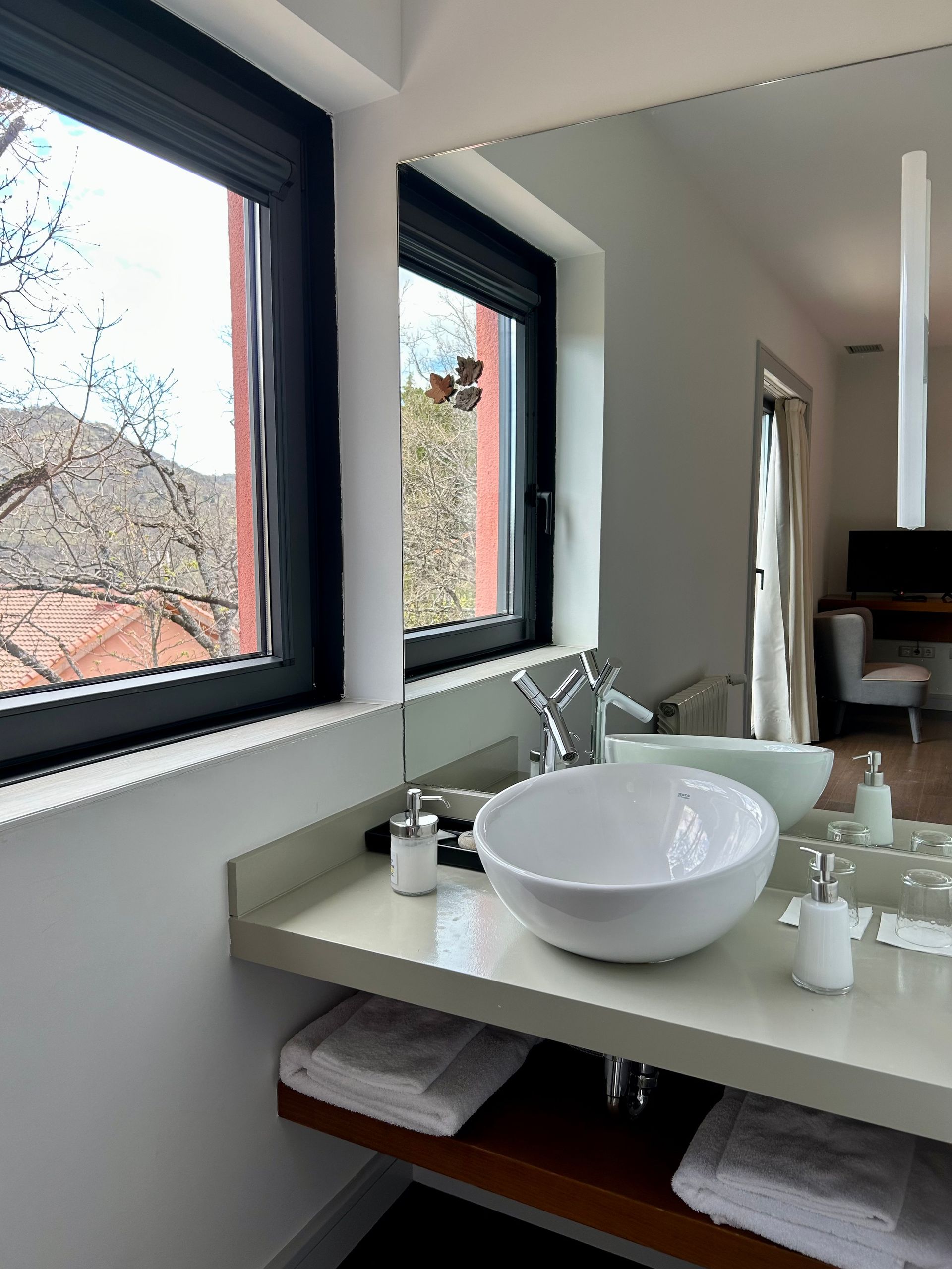 Habitación con decoración moderna y acogedora, ofreciendo un ambiente relajante en el corazón de la naturaleza de la Sierra de Madrid