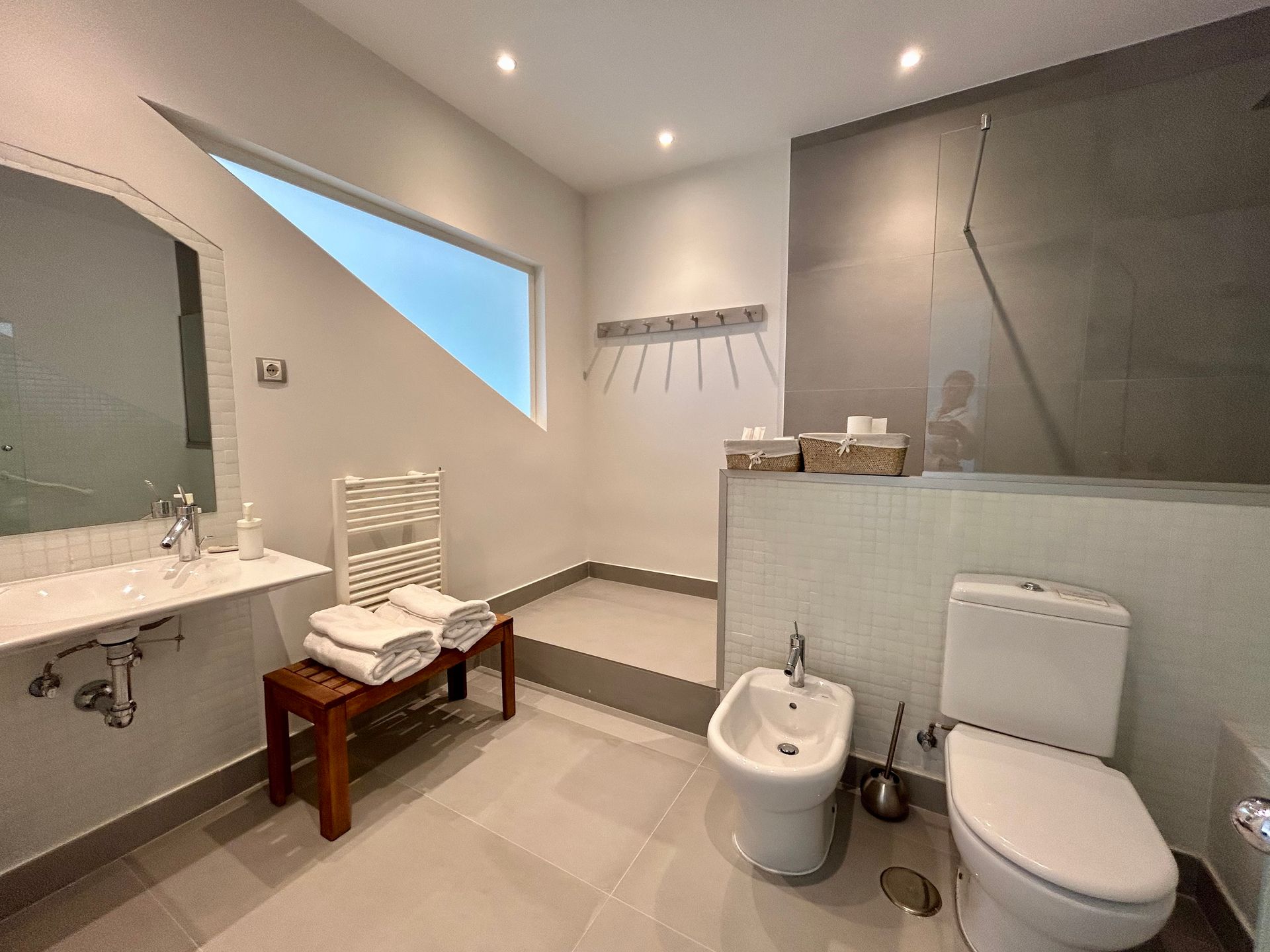 Espacioso baño de la suite en Luces del Poniente, con una bañera elegante y ducha moderna, diseñado para brindar una experiencia de confort total