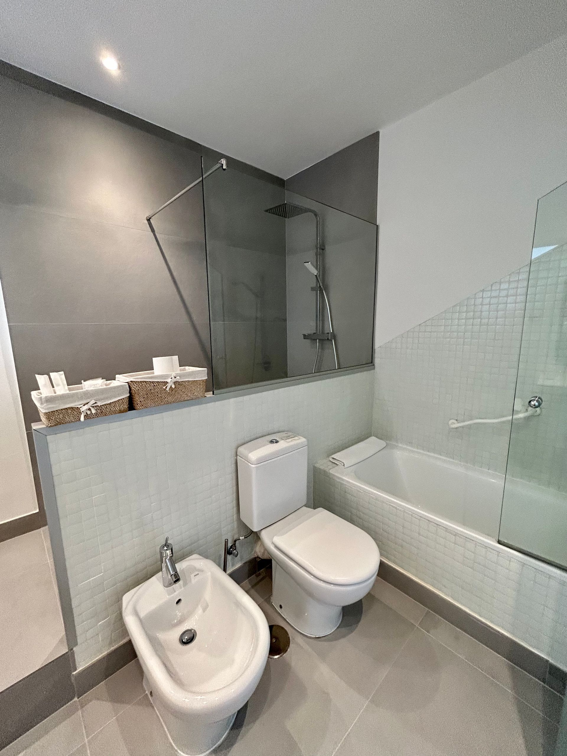 Baño de lujo en la suite de Luces del Poniente, con bañera independiente y ducha de diseño, ofreciendo lo mejor en comodidad y relajación.