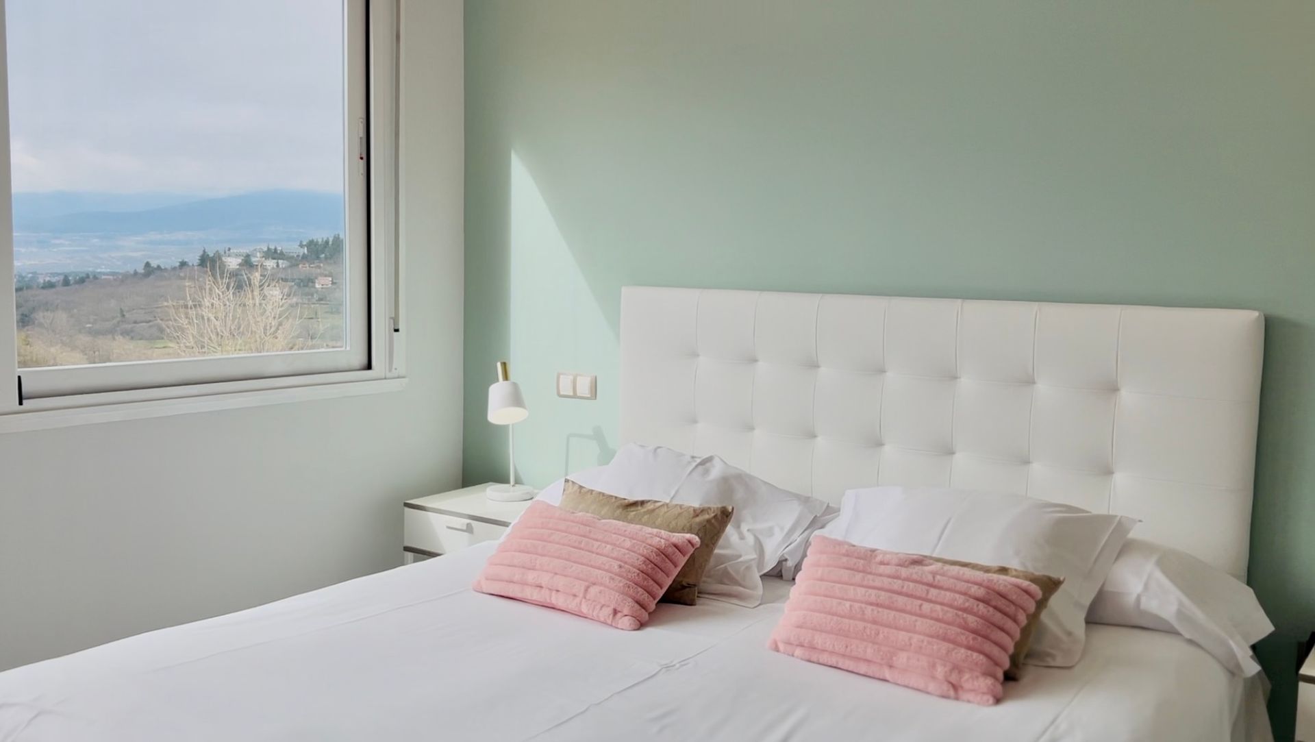 Impresionante suite con jacuzzi privado y vistas ininterrumpidas a la naturaleza, diseñada para ofrecer el máximo confort y tranquilidad en Luces del Poniente