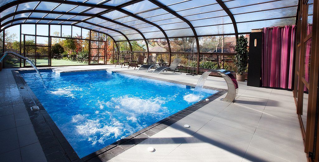 Piscina con vistas a la montaña en Hotel Luces del Poniente