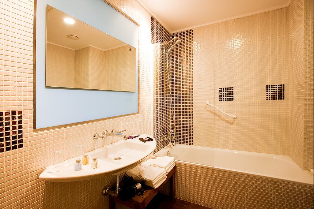 Baño de diseño en Luces del Poniente, con acabados de alta calidad y un ambiente relajante para disfrutar de momentos de bienestar.