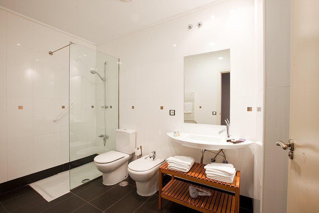 Baño en Luces del Poniente con acabados de lujo y detalles cuidadosamente seleccionados, proporcionando un espacio de relajación exclusivo