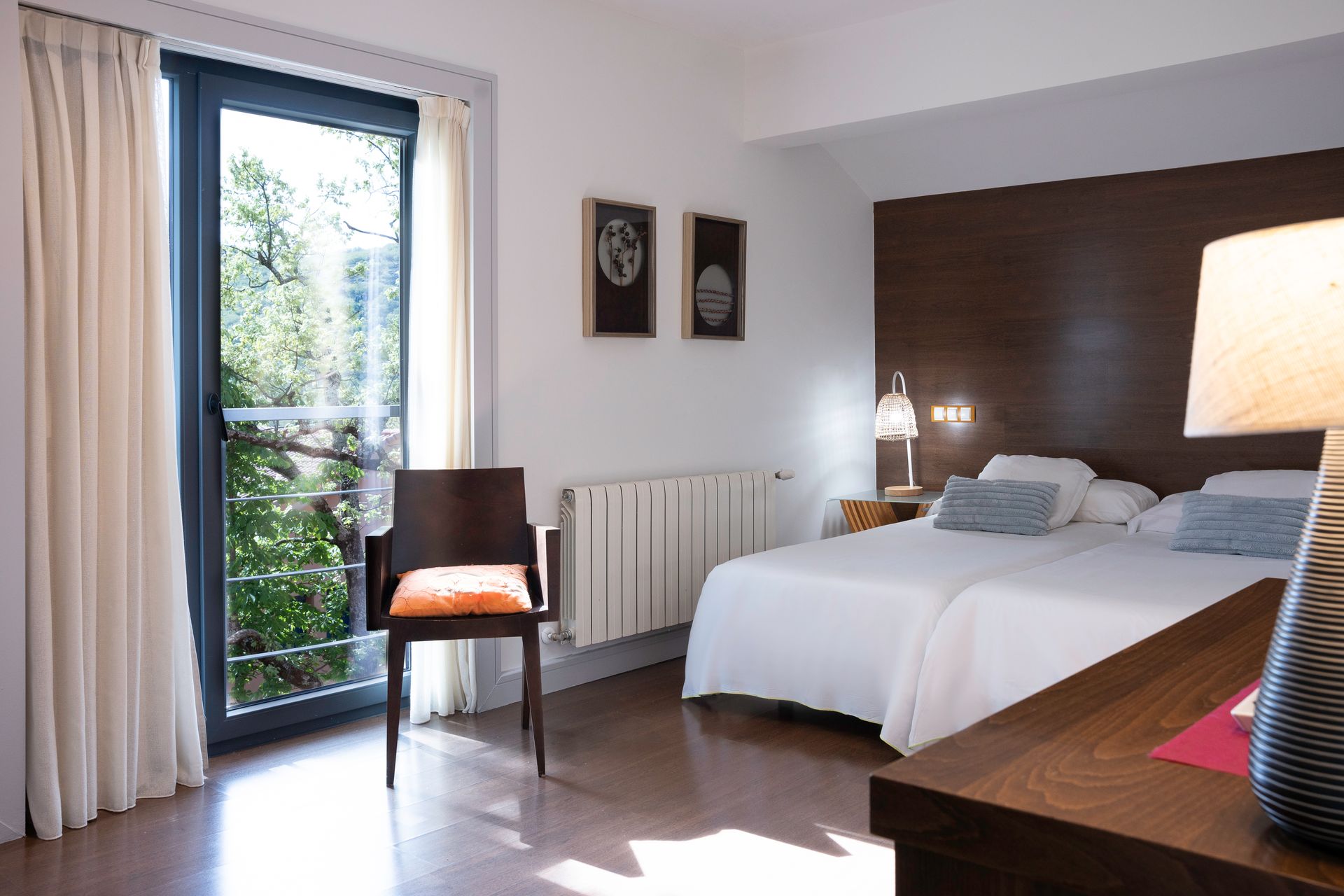 Habitación acogedora y elegante en Luces del Poniente, perfecta para descansar y disfrutar de una estancia de calidad en la Sierra de Madrid.