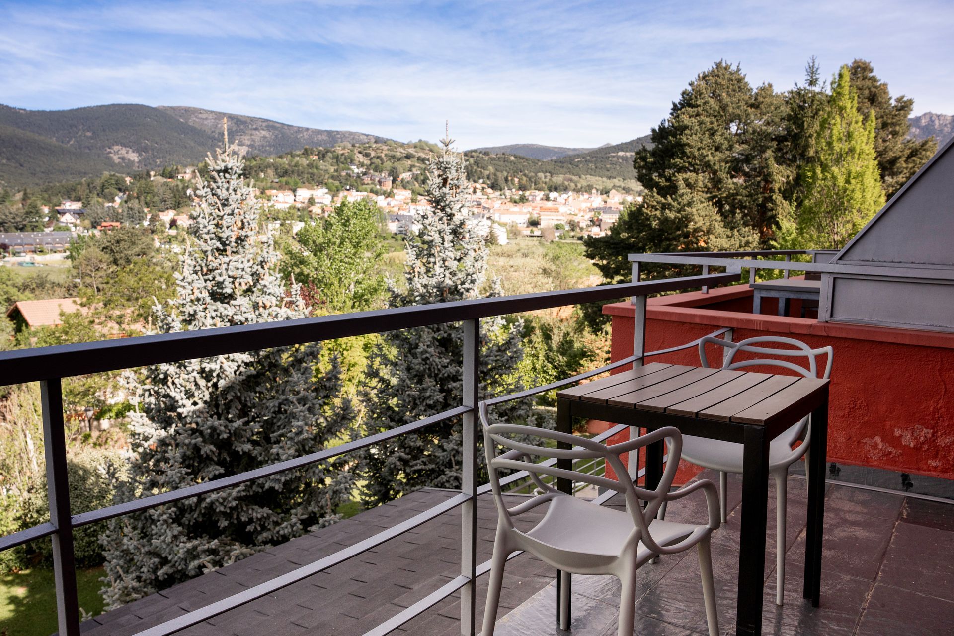 Desde Luces del Poniente, disfruta de unas vistas panorámicas a la naturaleza, creando el ambiente perfecto para el descanso y la inspiración.