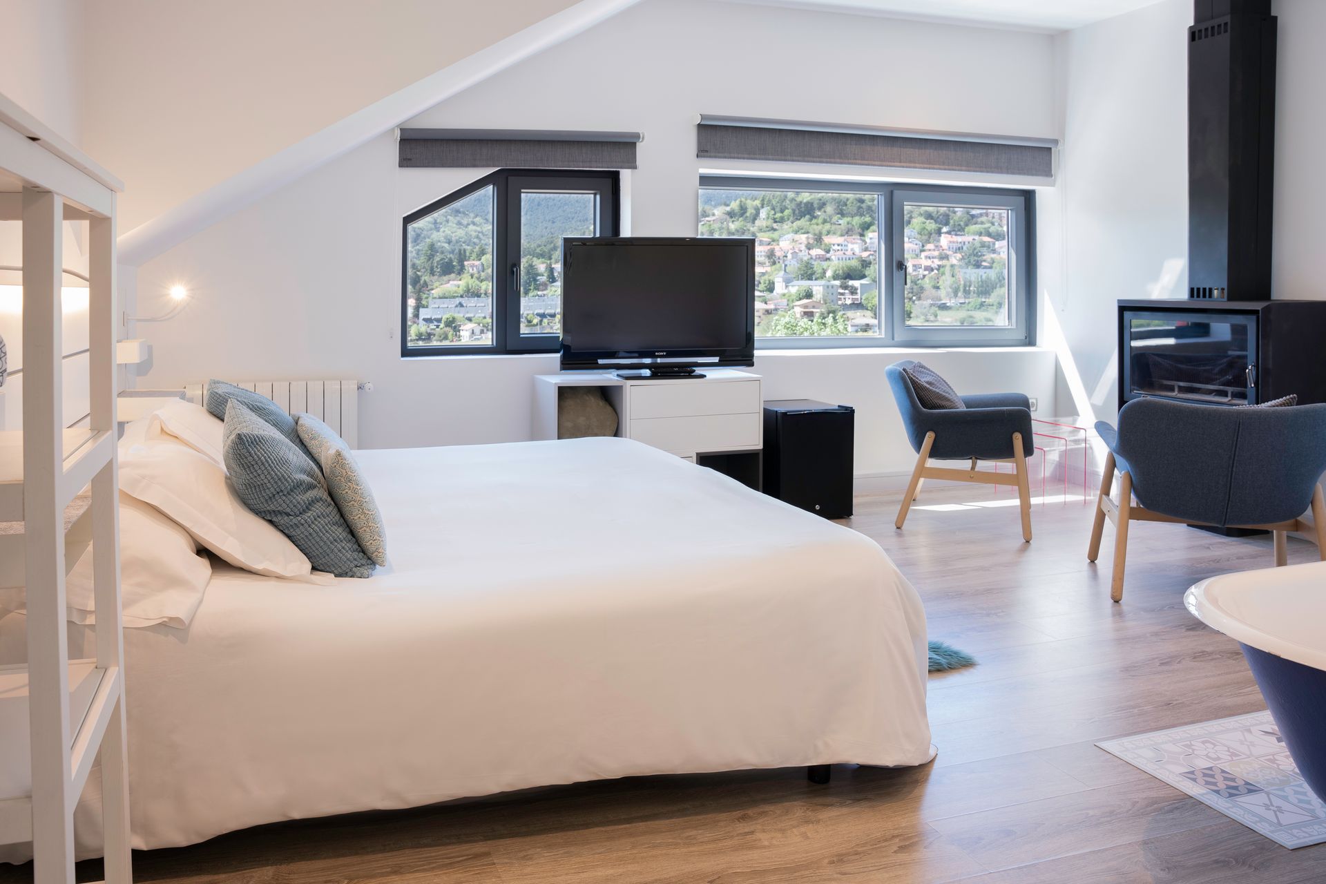 Suite de lujo en Luces del Poniente, equipada con chimenea y bañera independiente en la propia habitación para una experiencia relajante.