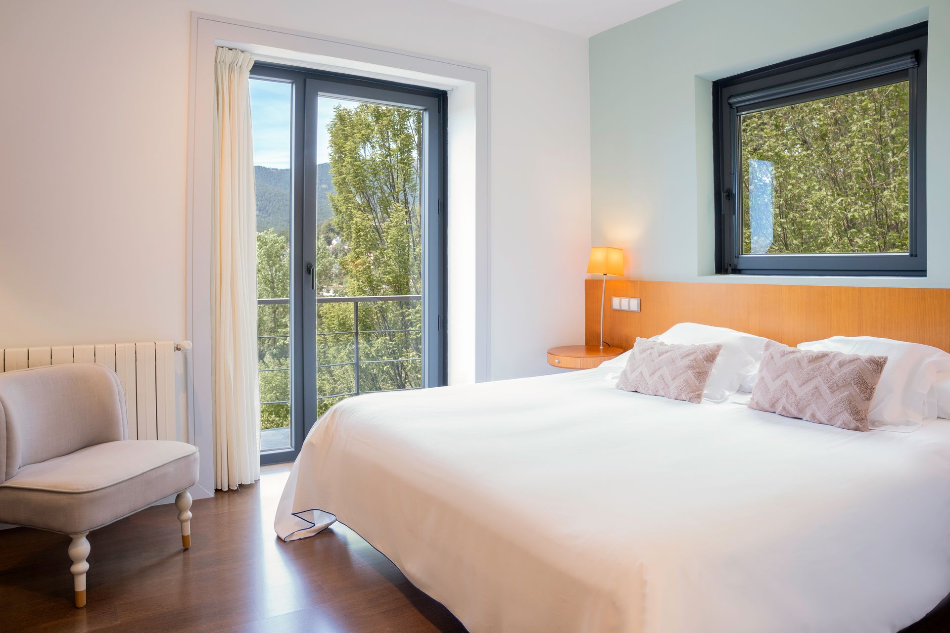 Habitación con terraza privada en Luces del Poniente, ideal para disfrutar de las vistas y del aire puro de la Sierra de Madrid.