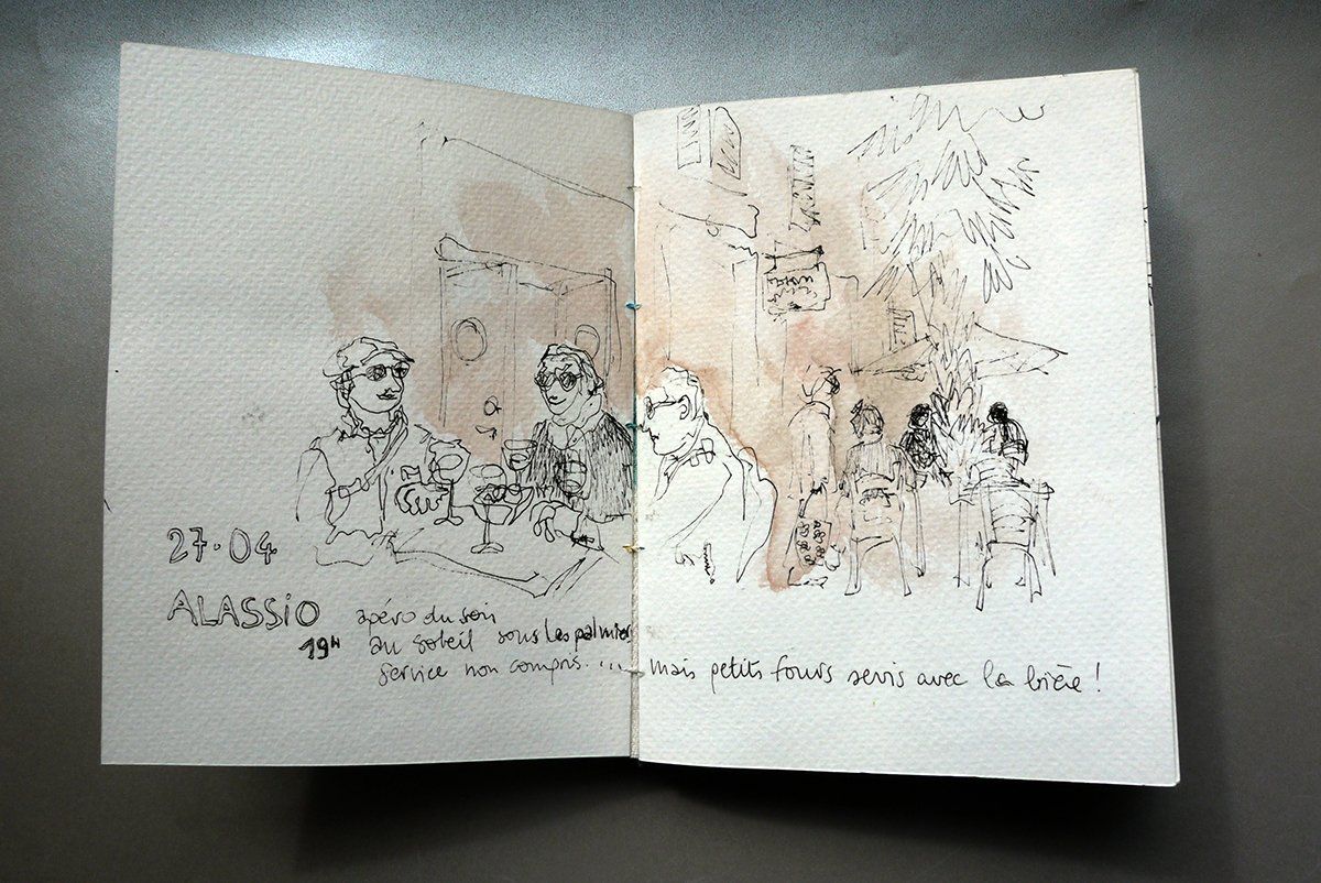 Alassio Italie, ruelles bistrot, dessin au feutre fin et rehauts d'aquarelle