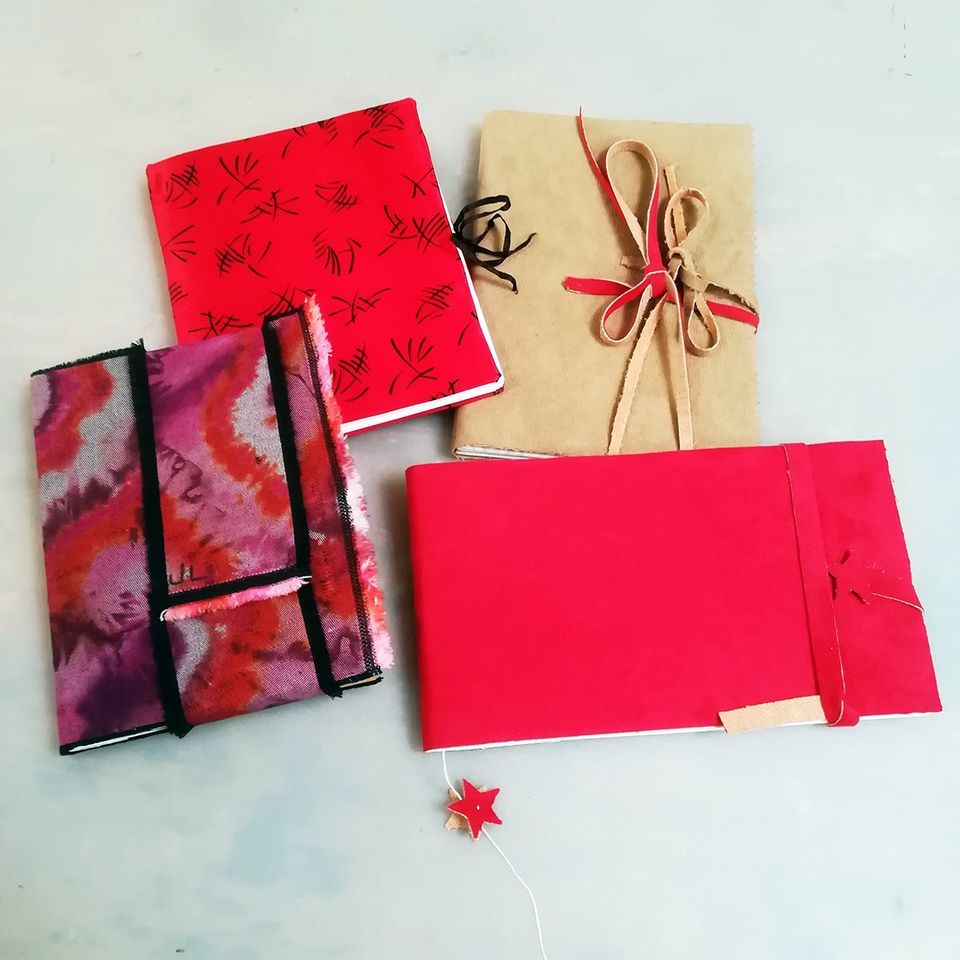 Carnets reliés avec couvertures marouflées réalisés pendant le stage de l'association encres et feuillets