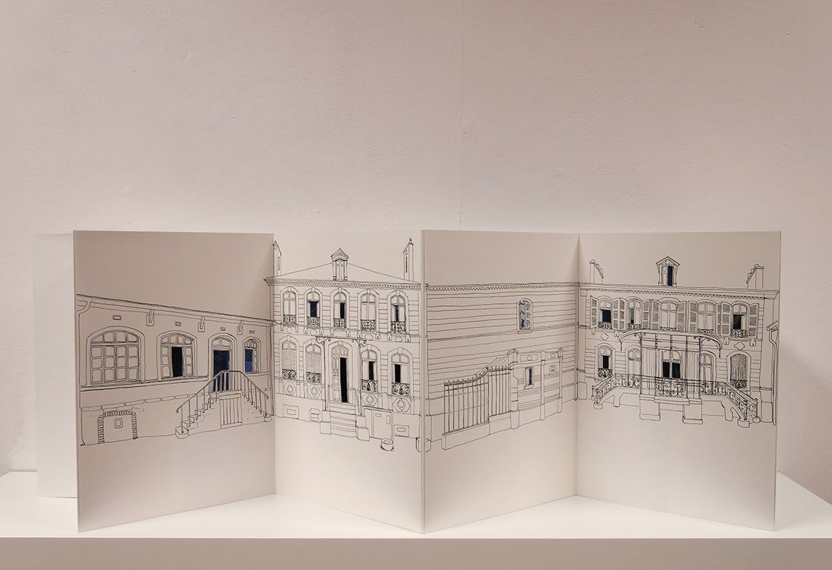 > voir les livres d'artistes livre d'artiste posé à hauteur d'œil comme un petit théâtre de la vie