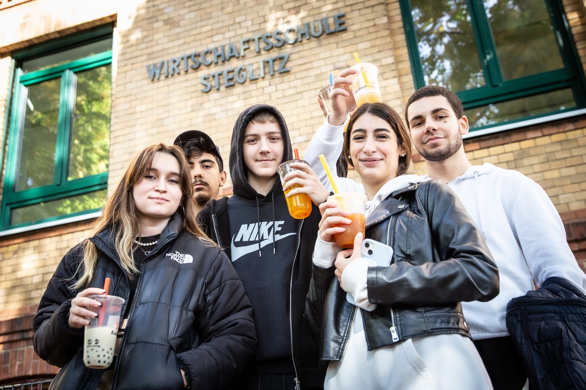 Schülerinnen und Schüler am OSZ Bürowirtschaft 1