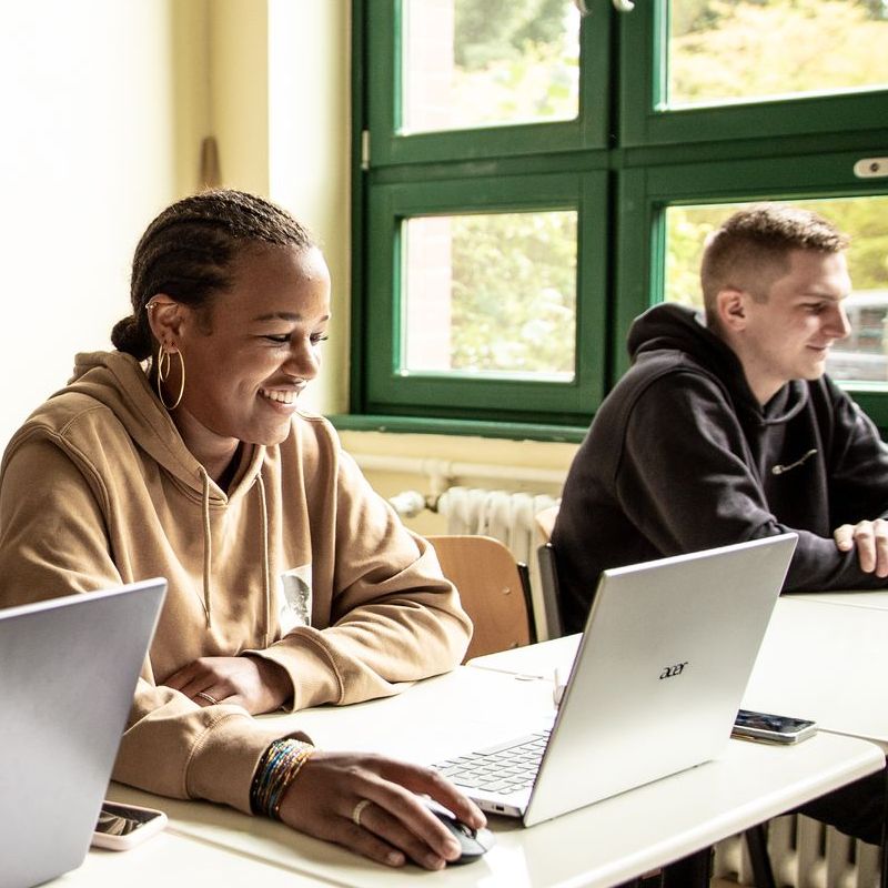 Digital im Büro oder Homeoffice arbeiten. Ausbildung in Tabletklassen im Büromanagement.