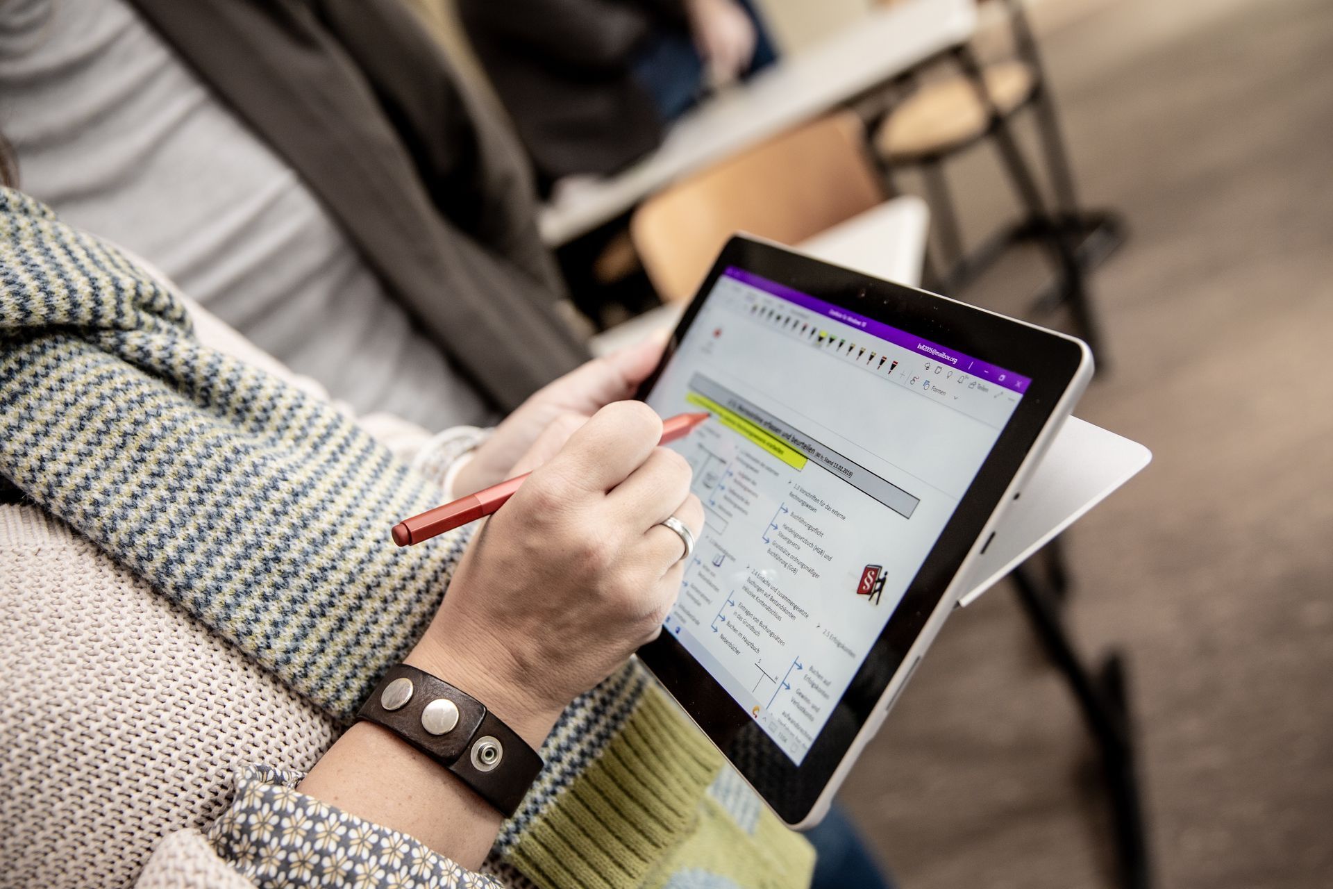 digitaler Unterricht mit Tablet am OSZ Bürowirtschaft 1