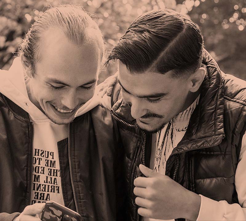 IBA-Schüler am OSZ Bürowirtschaft auf dem Schulgelände