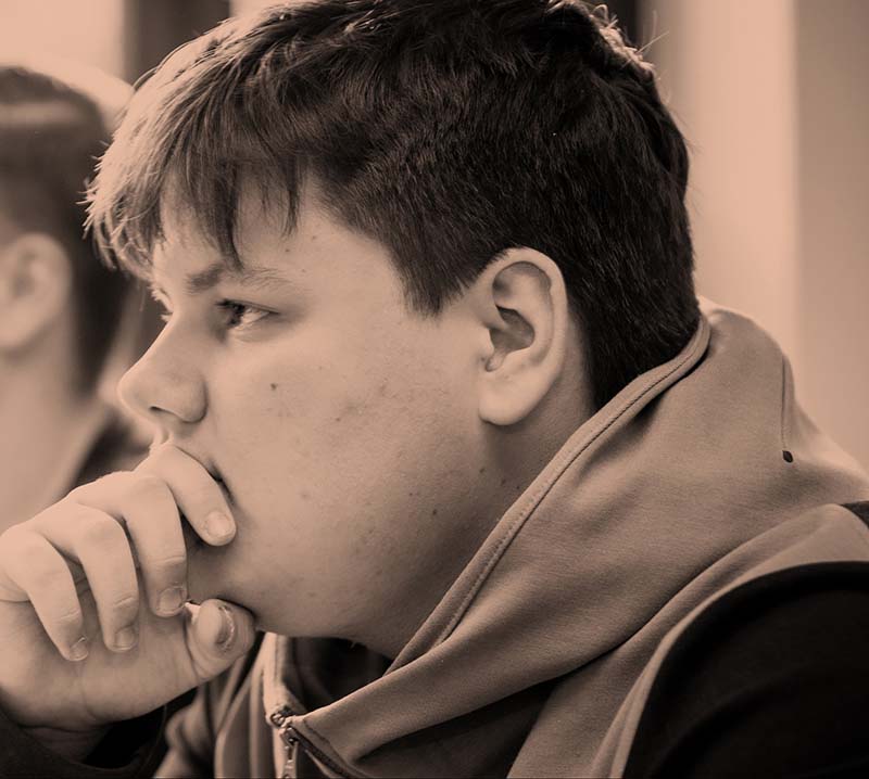 Auszubildender zum Kauffrau /-mann zum Büromanagement während des Unterrichts