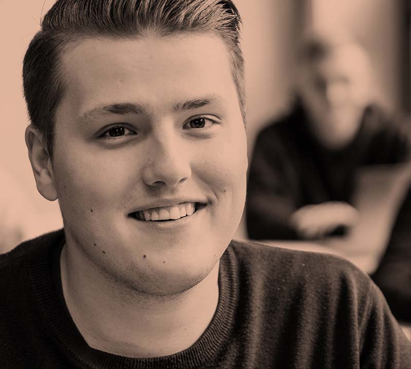 Auszubildende im Dialogmanagement am OSZ Bürowirtschaft im digitalen Unterricht