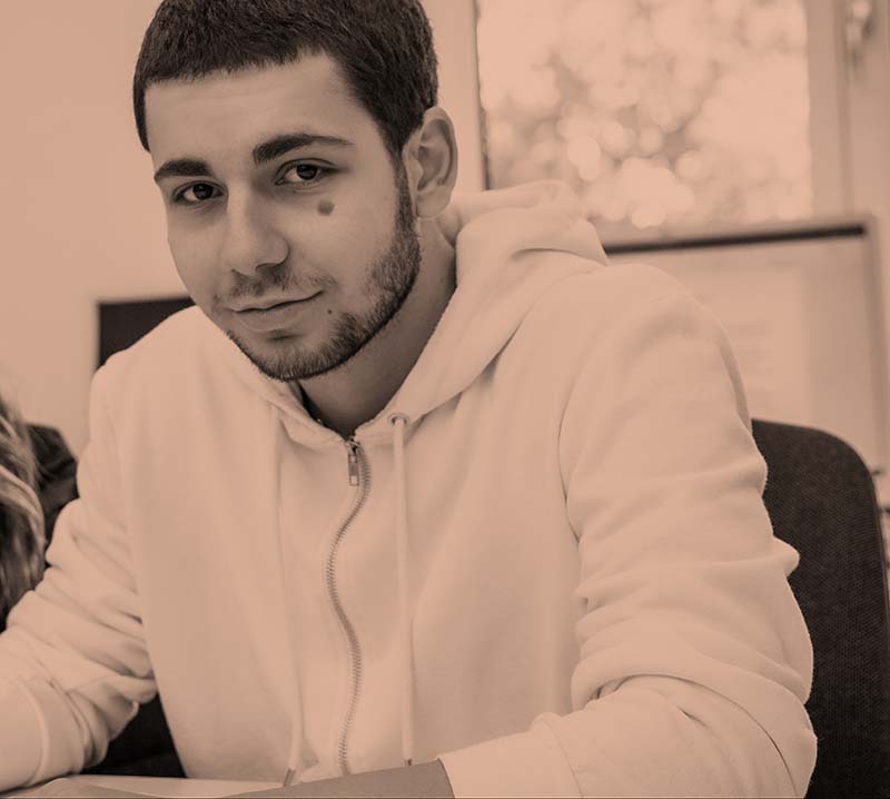 Auszubildende im Büromanagement am OSZ Bürowirtschaft im digitalen Unterricht