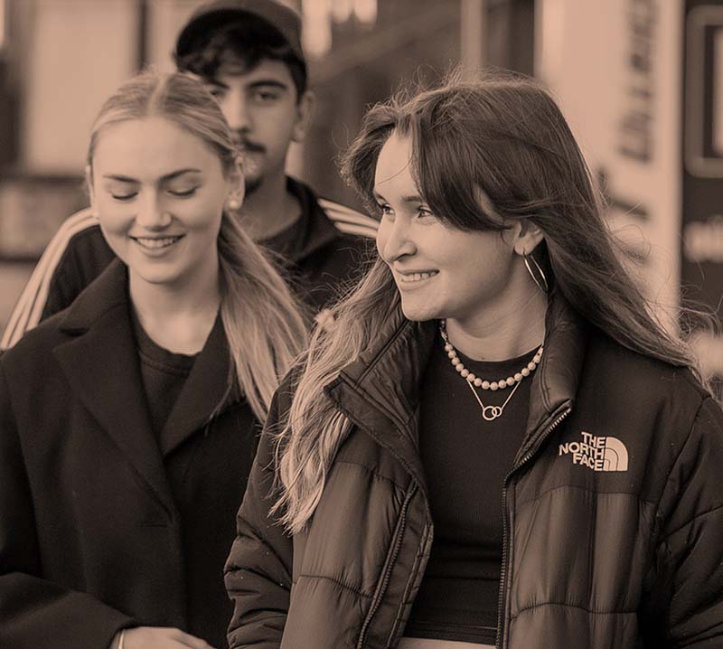 Auszubildende zum Kauffrau /-mann zum Büromanagement außerhalb des Schulgebäudes des OSZ Bürowirtschaft I