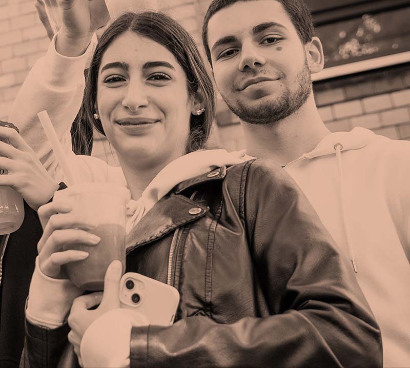 Auszubildende im Büromanagement mit der Zusatzqualifikation EU-Kaufmann am OSZ Bürowirtschaft vor dem Schulgebäude