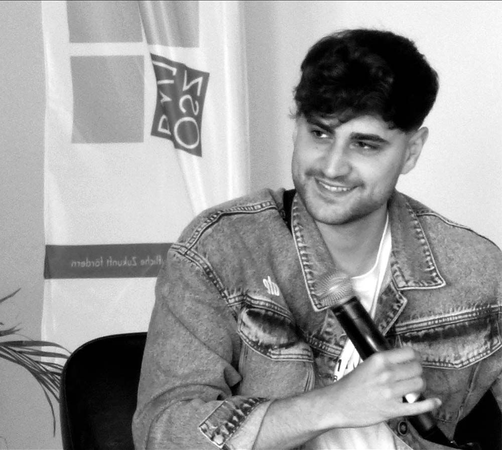 Eligella besucht seine alte Schule OSZ Bürowirtschaft 1.
Er besuchte die Fachoberschule und IBA.