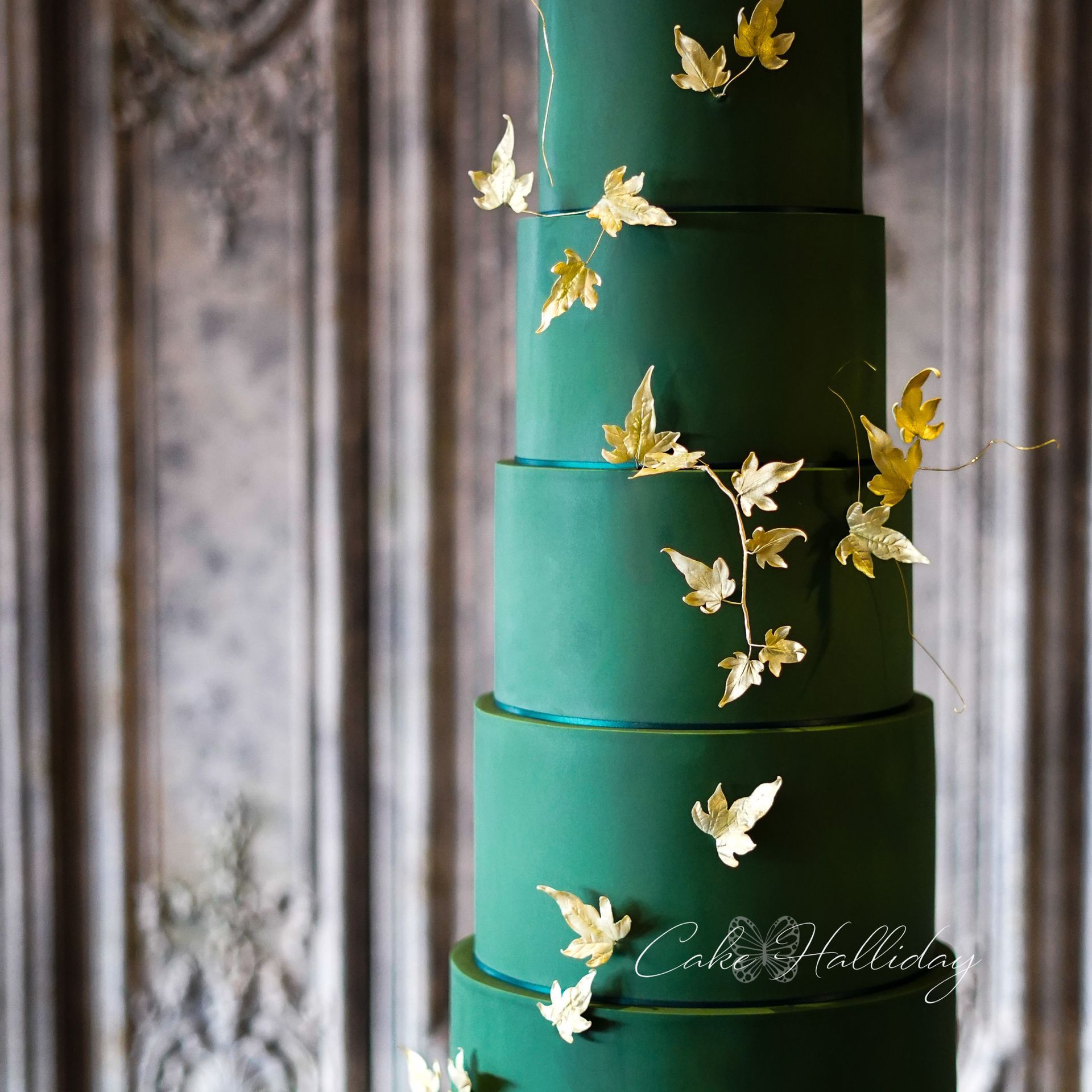 Forest green wedding cake with gold ivy