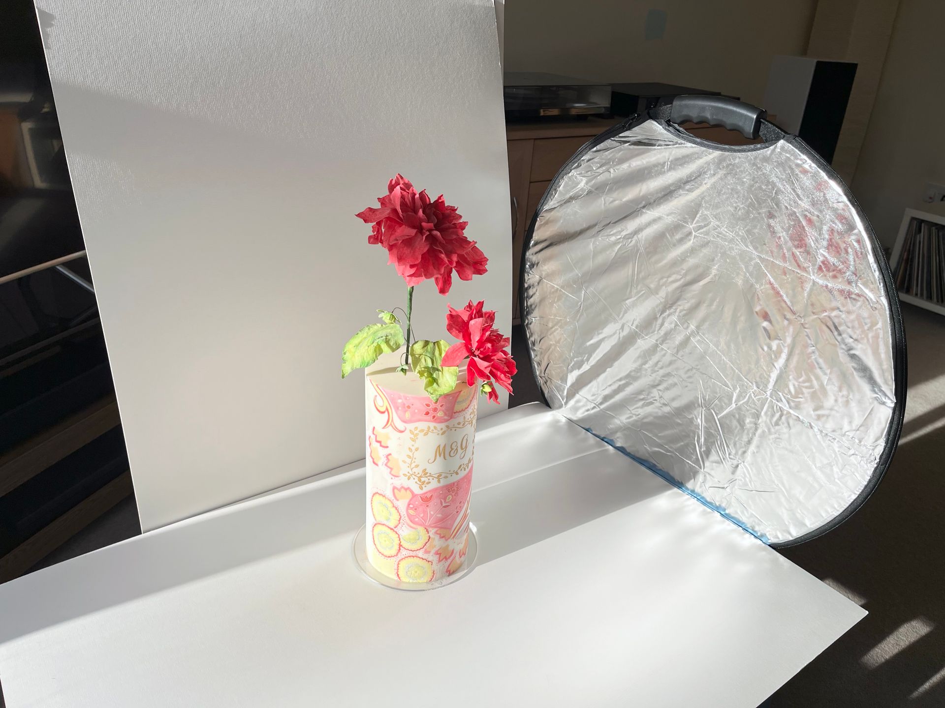 Cake photo with reflector screen