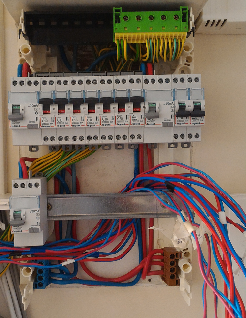 installation-pose-disjoncteur-tableau-electrique-Paris