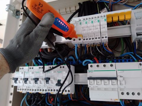 depannage-armoire-electrique-verification-tension-disjoncteurs