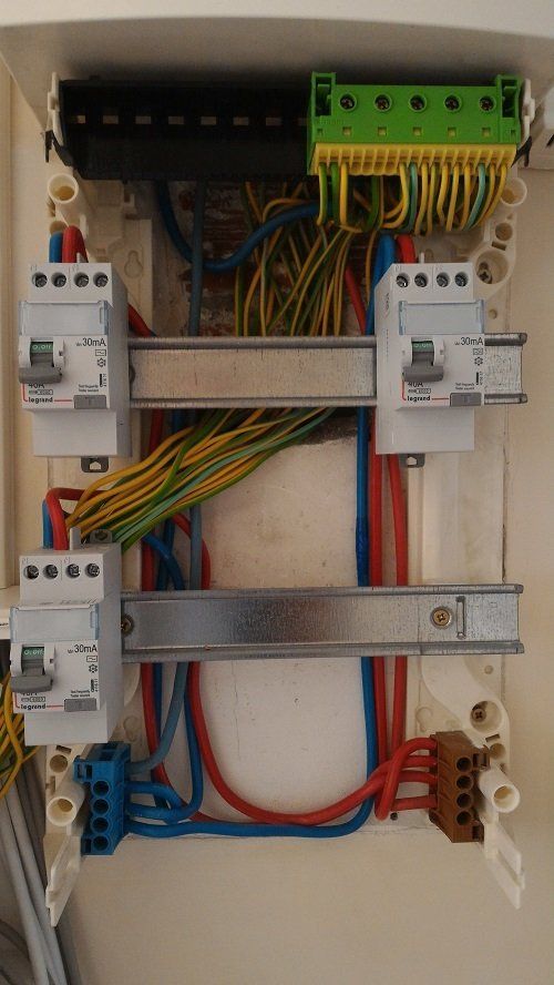 installation-pose-interrupteur-differentiel-tableau-electrique-Paris
