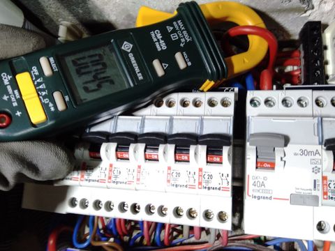 thermometre-laser-verification-echauffement-electrique