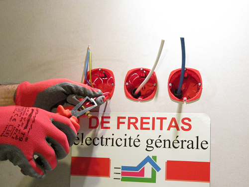 cablage-prise-electrique-informatique-tv-boite-encastrement-mur