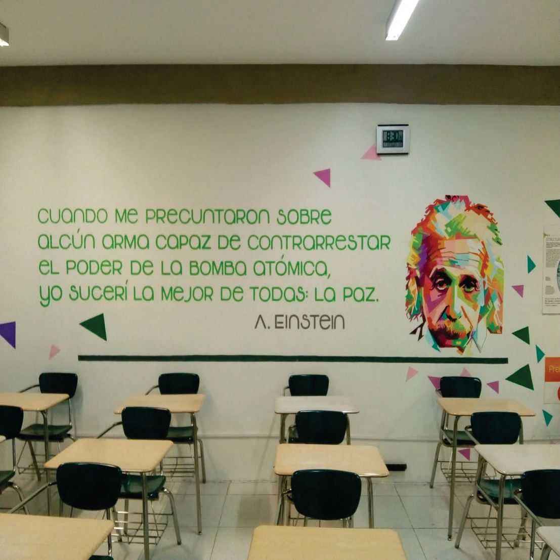 Rotuacion en salon de clases de texto y figura artistica