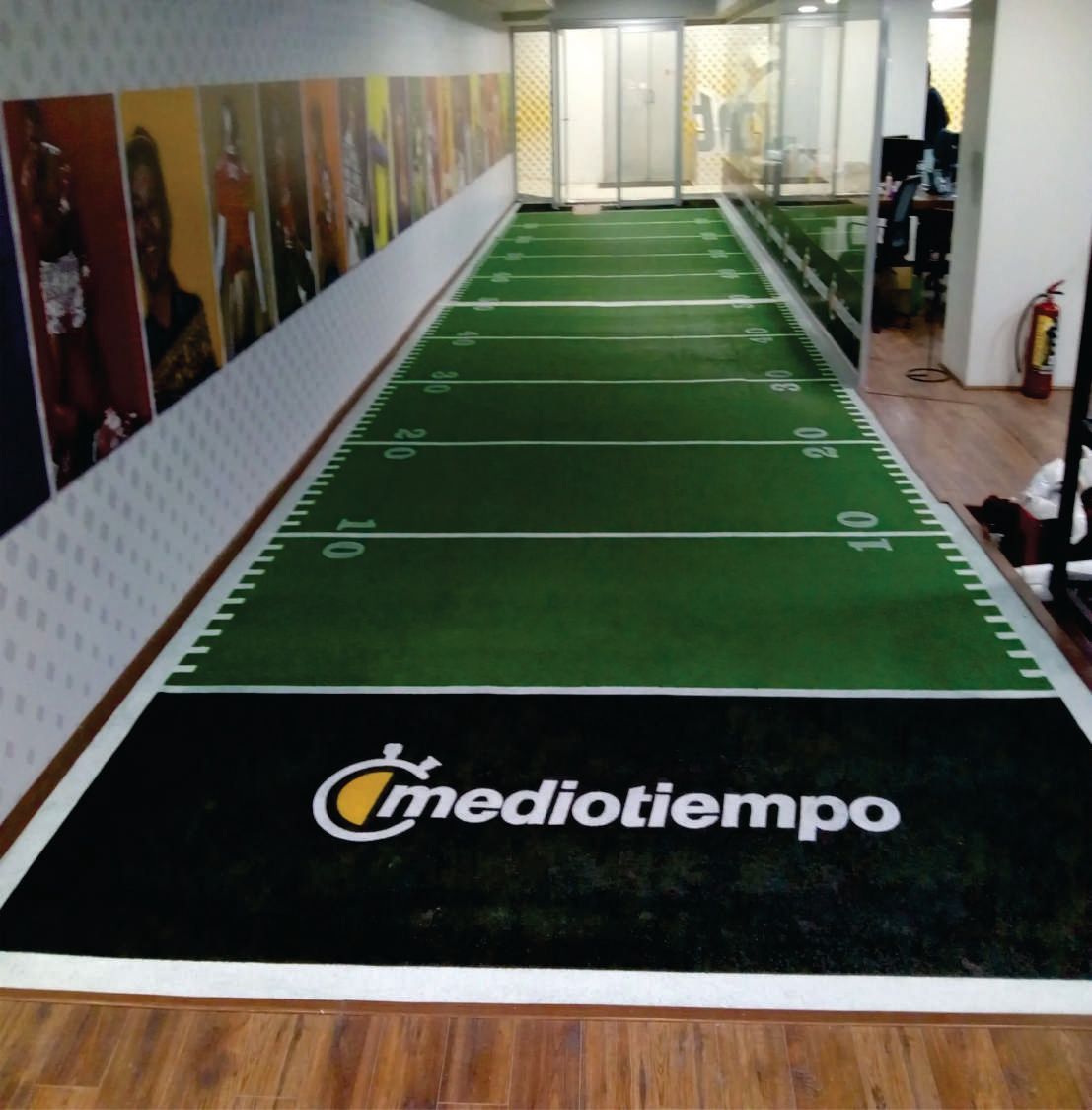 Rotulos a mano en Pasto sintético simulando cancha deportiva