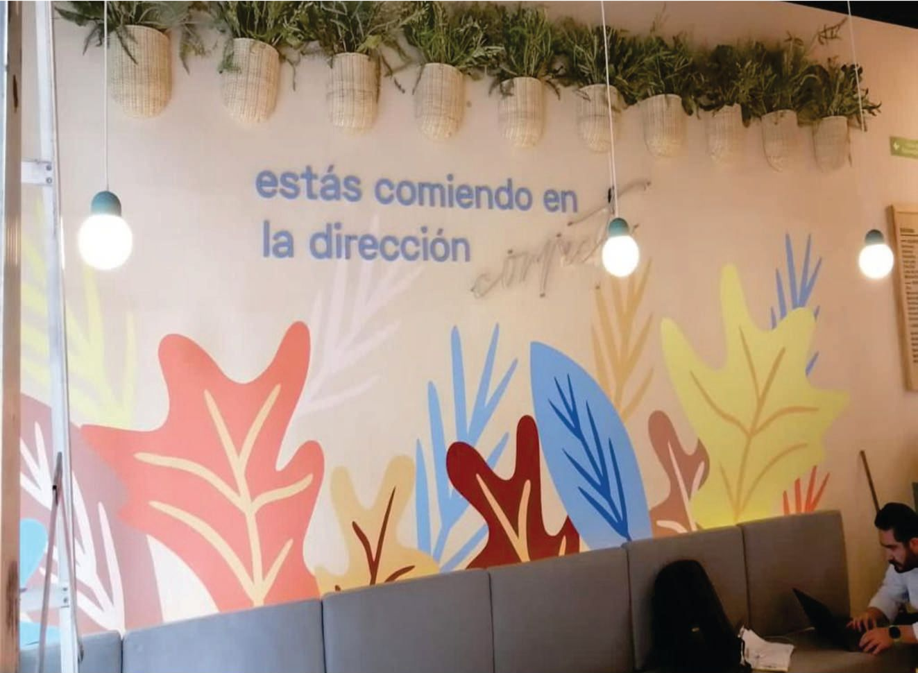 Rotulacion de mural decorativo para restaurante pintado a mano