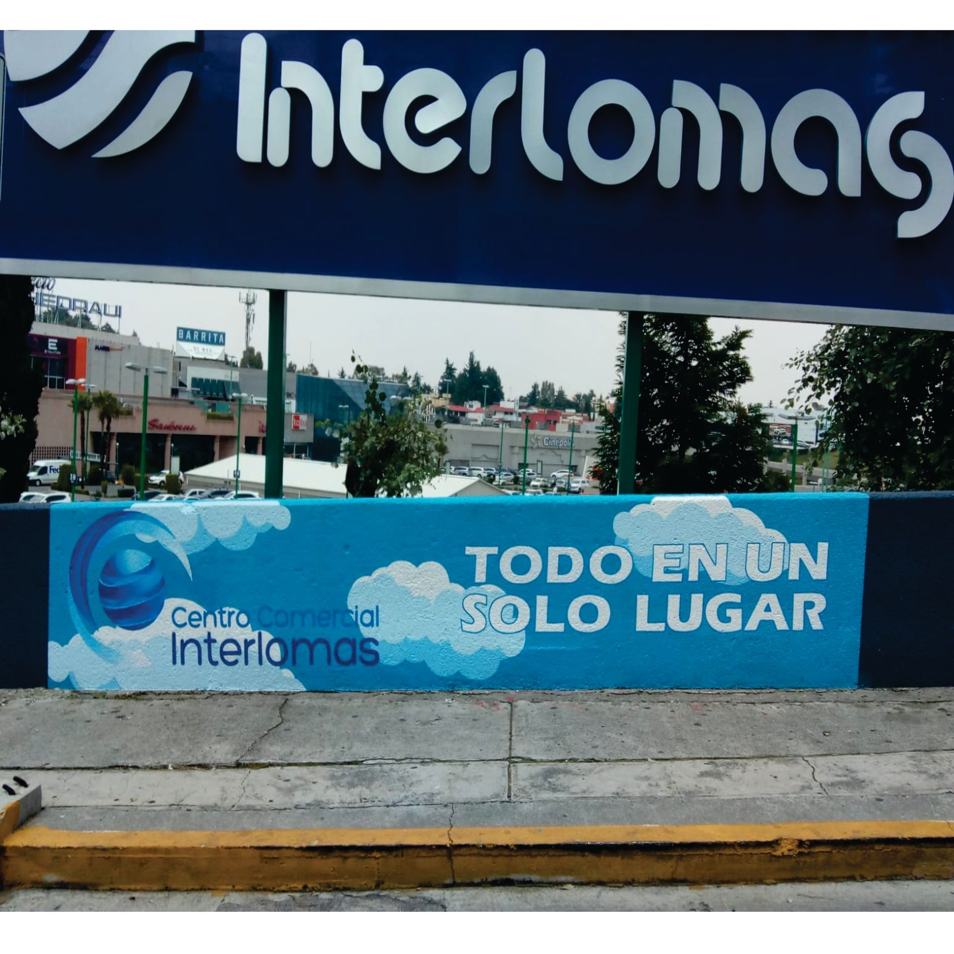 Rotulos a mano en barda de Plaza comercial