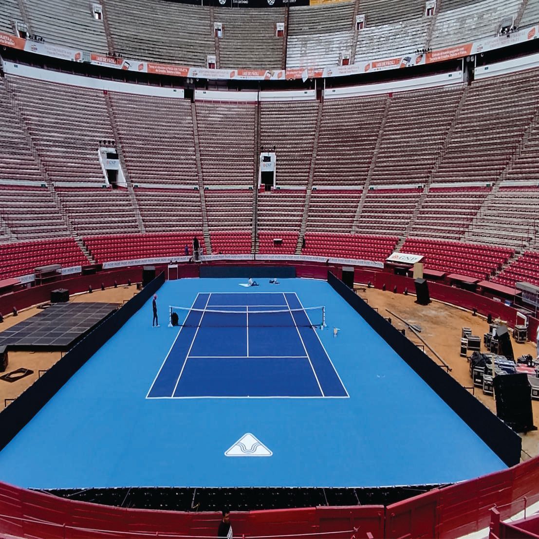Rotulos de logotipos en piso para evento de tenis en La Plaza Mexico