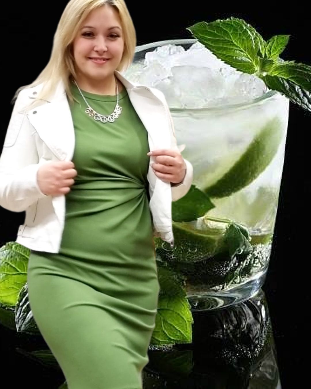 Frau in grünen Kleid mit heller Jacke und einer Halskette. Im Hintergrund eine Cocktail mit Eiswürfel und Minze.