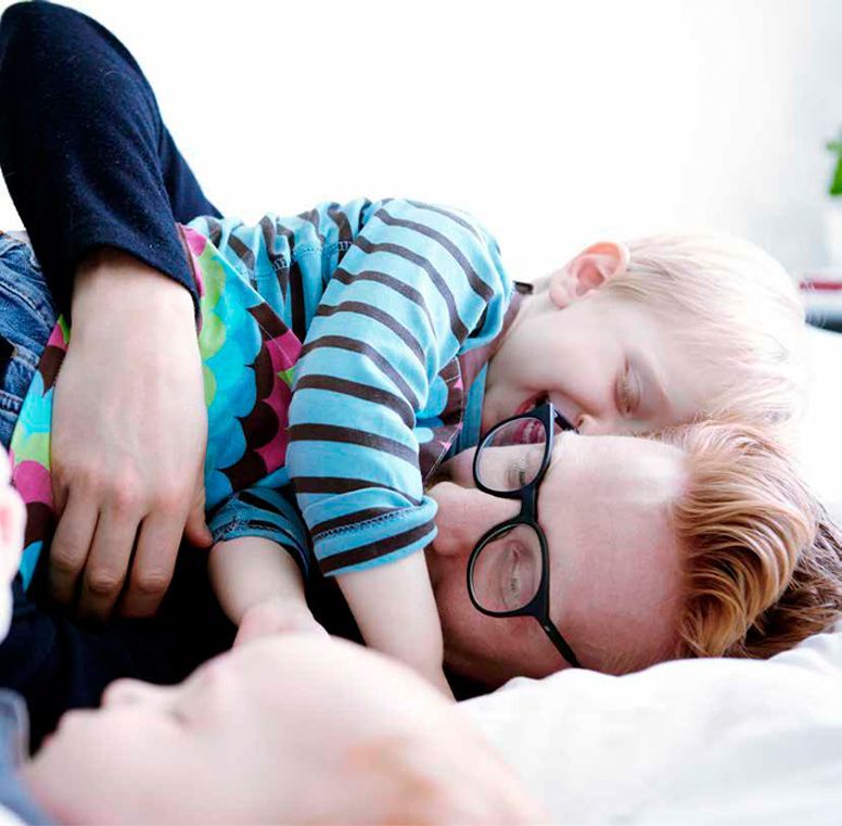 foto de padre abrazando a su hijo