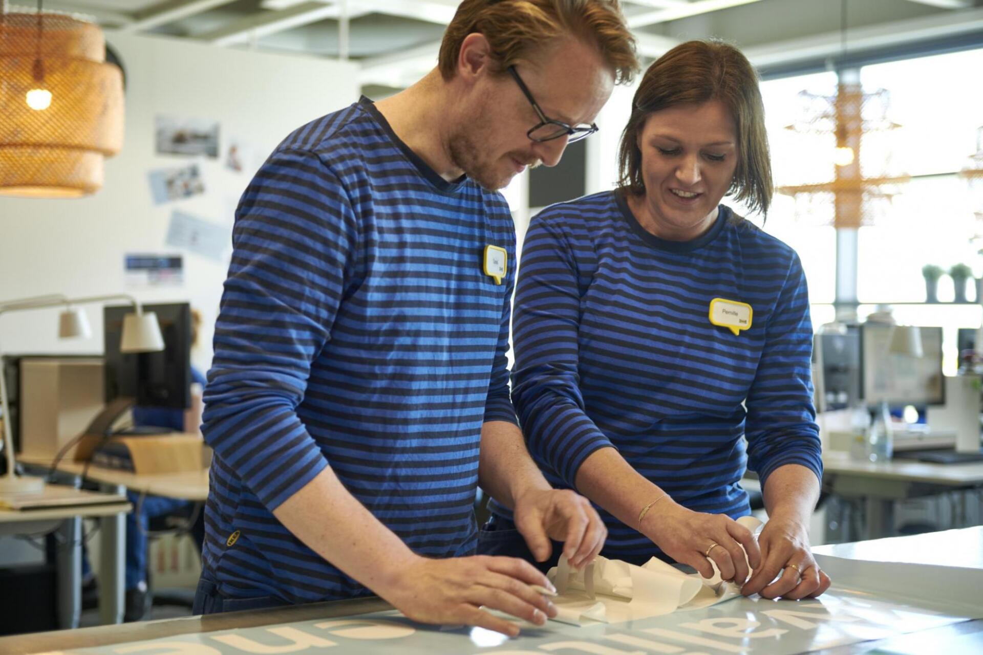 foto de dos colaboradores de ikea