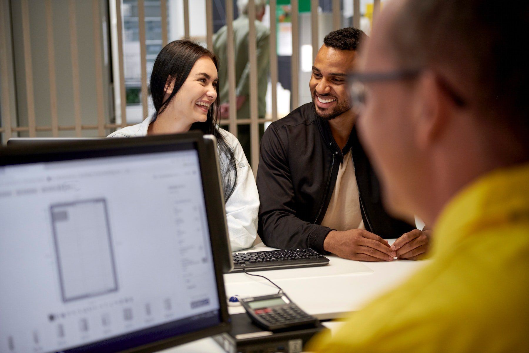 foto de dos personas sonriendo