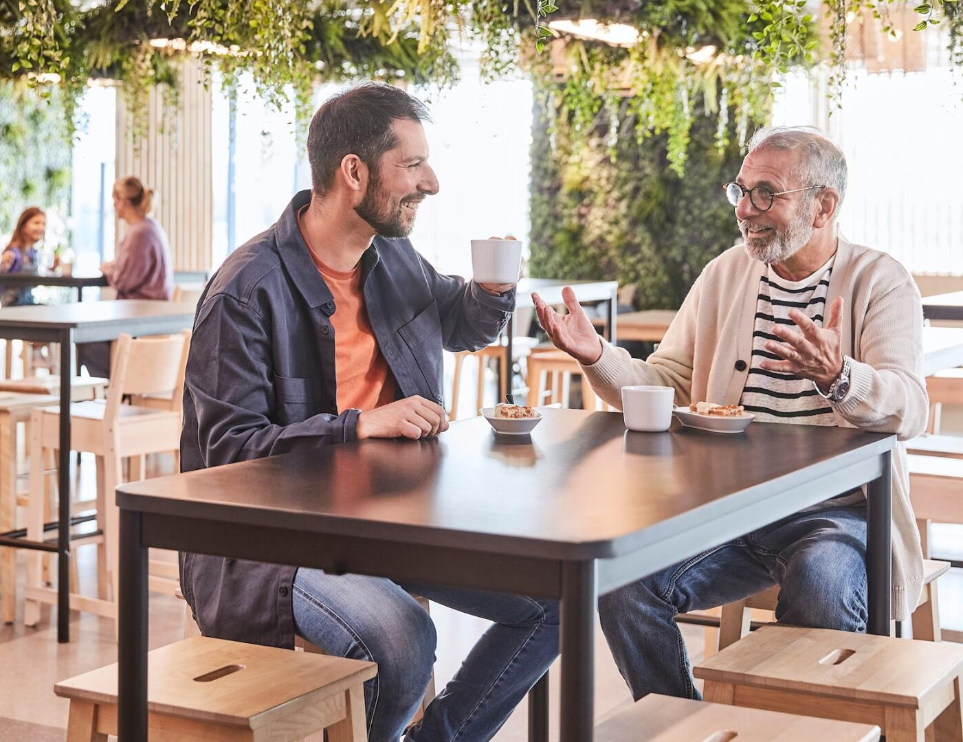 foto de un padre y su hijo en restaurante sueco