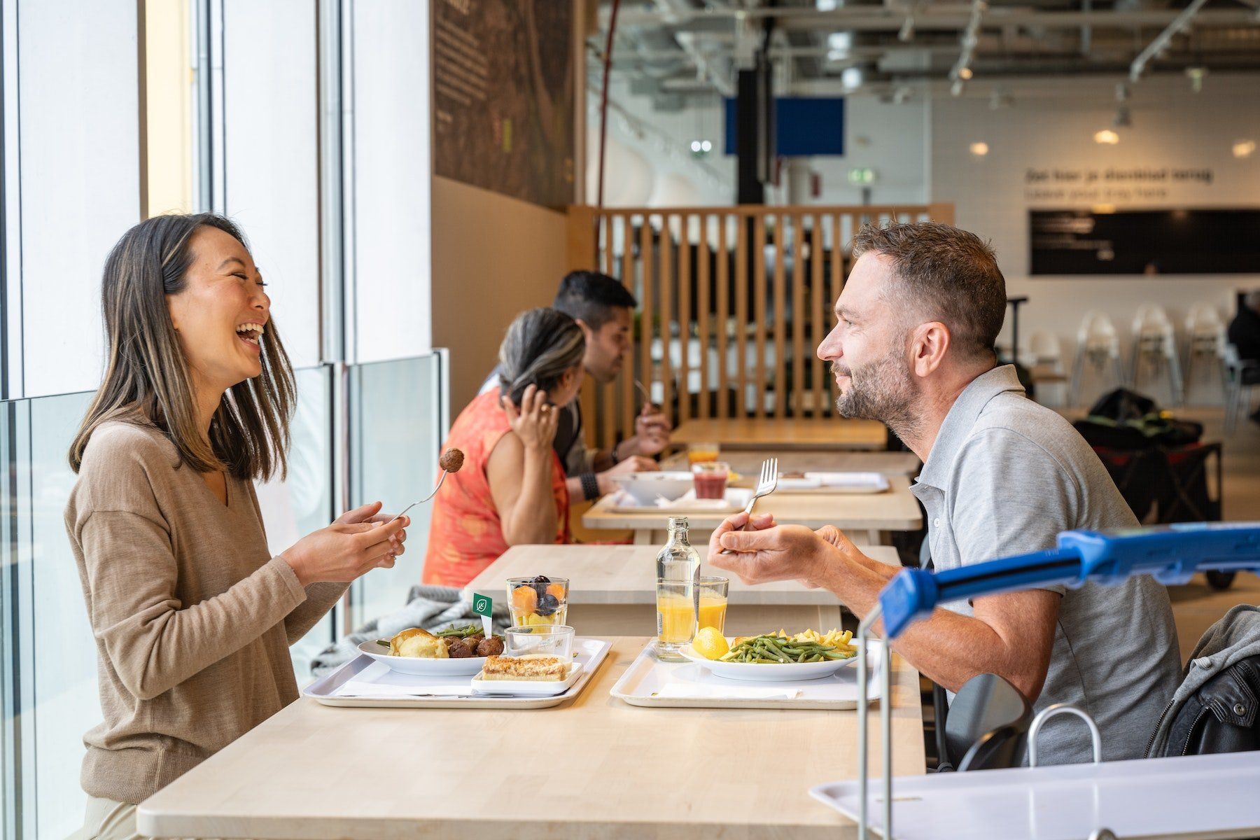 Nuestros clientes comiendo en el Restaurante sueco